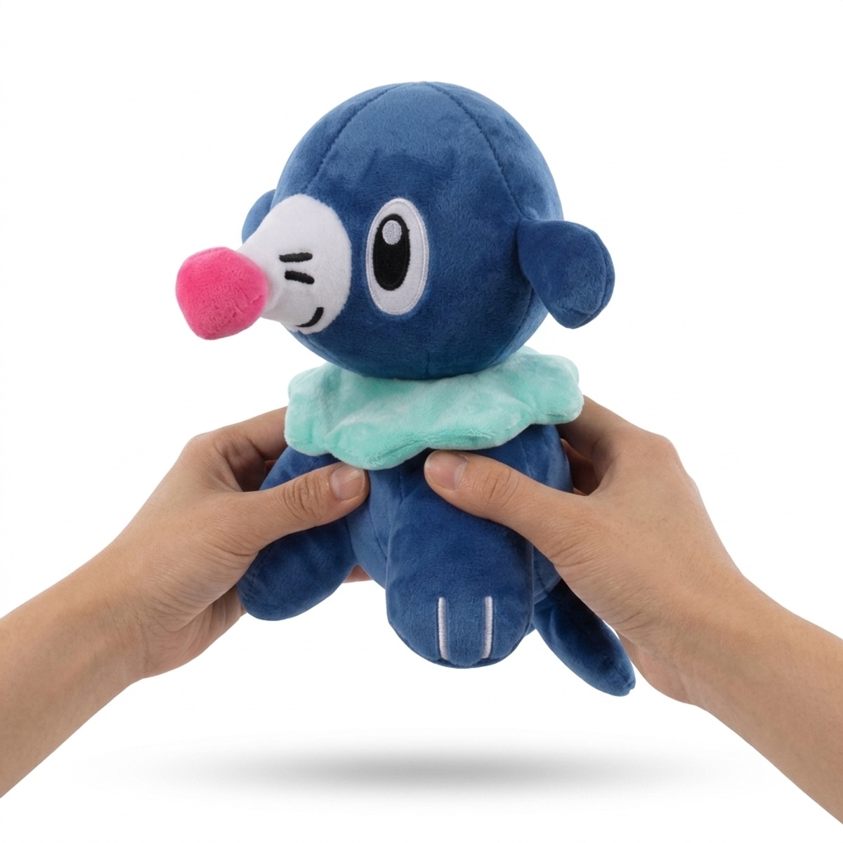 Peluche Popplio tenuta in mano