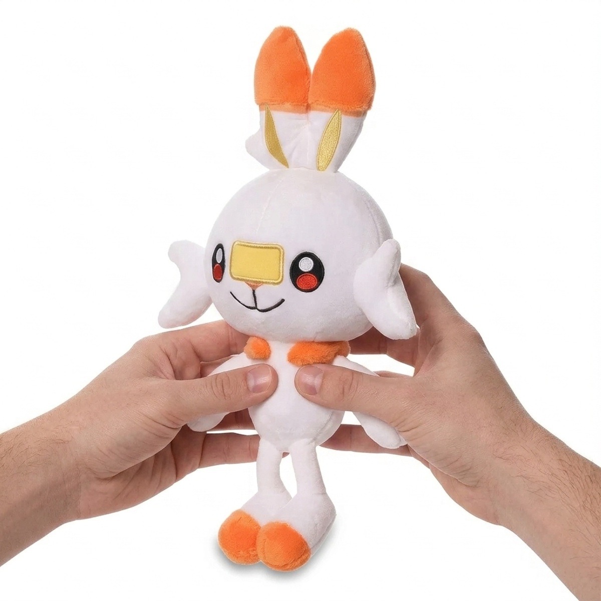 Peluche Scorbunny tenuta nelle mani
