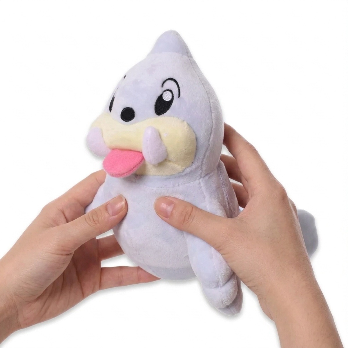 Peluche Seel tenuto nelle mani