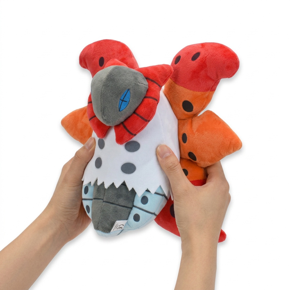 Peluche Volcarona tenuto in mano