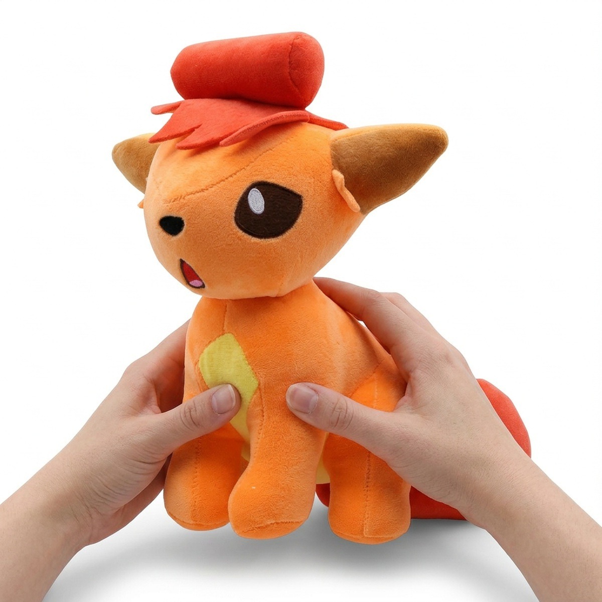 Peluche Vulpix tenuta nelle mani