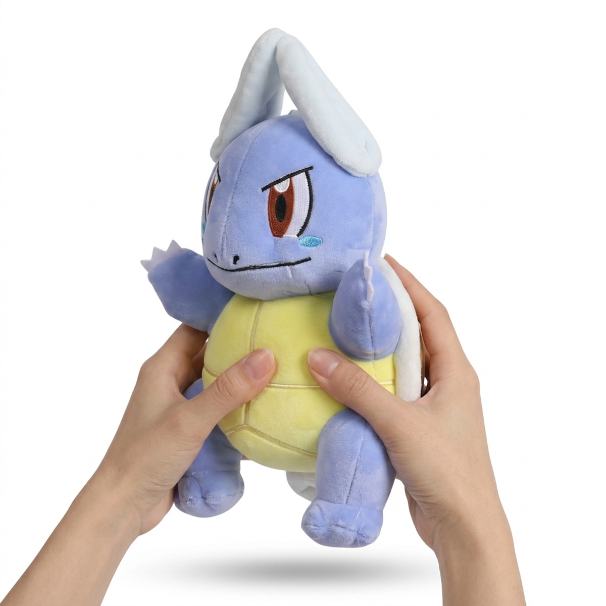 Peluche Wartortle tenuta nelle mani