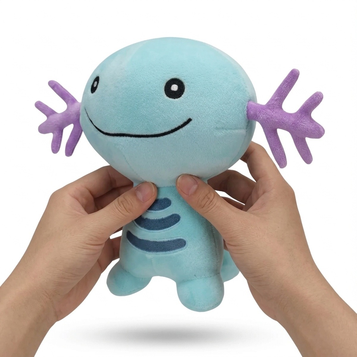 Peluche Wooper tenuta nelle mani