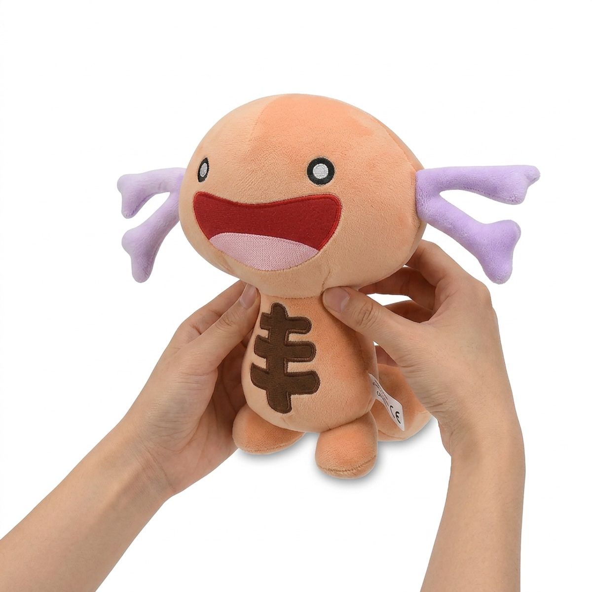 Peluche Wooper di Paldea tenuto in mano