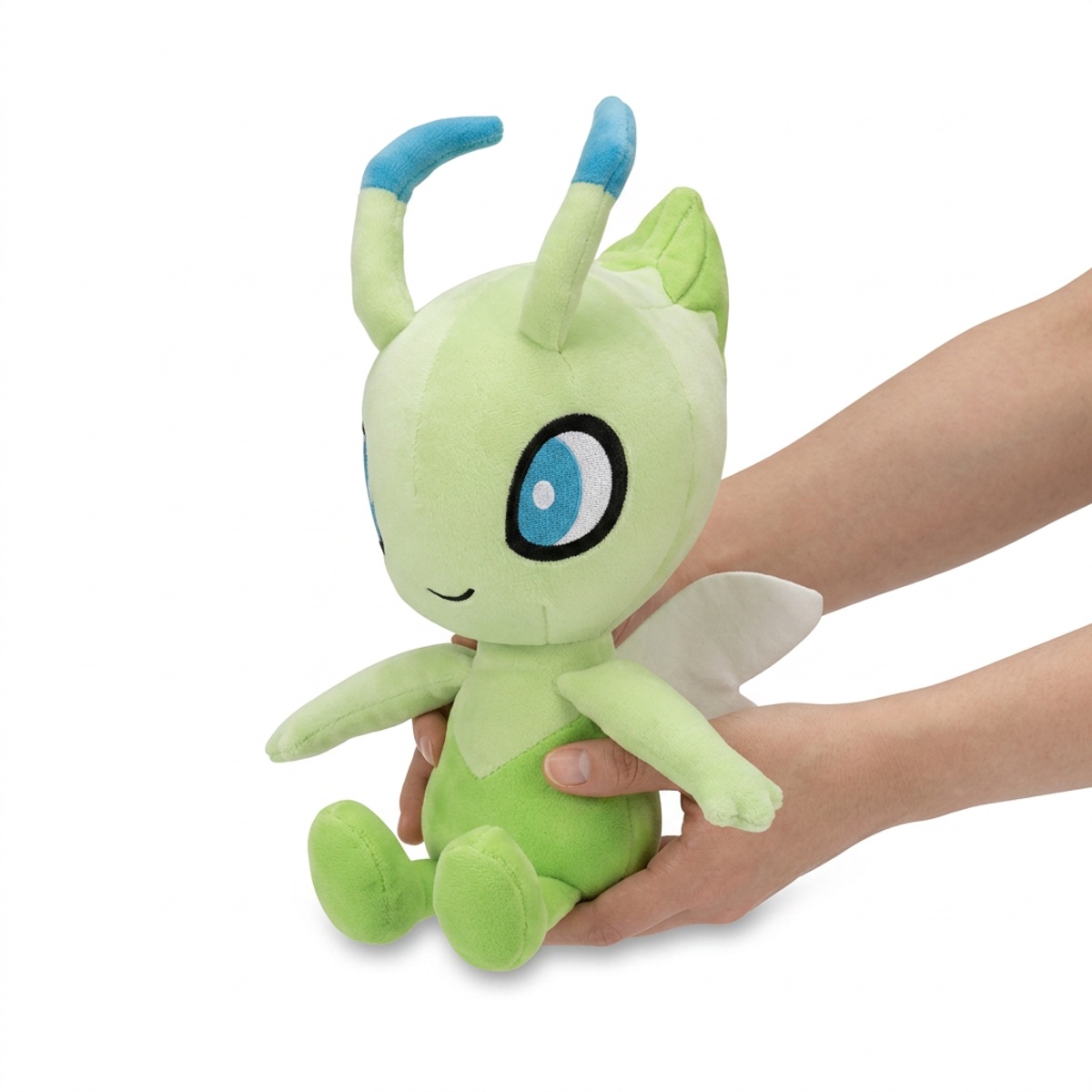Peluche Celebi tenuta nelle mani
