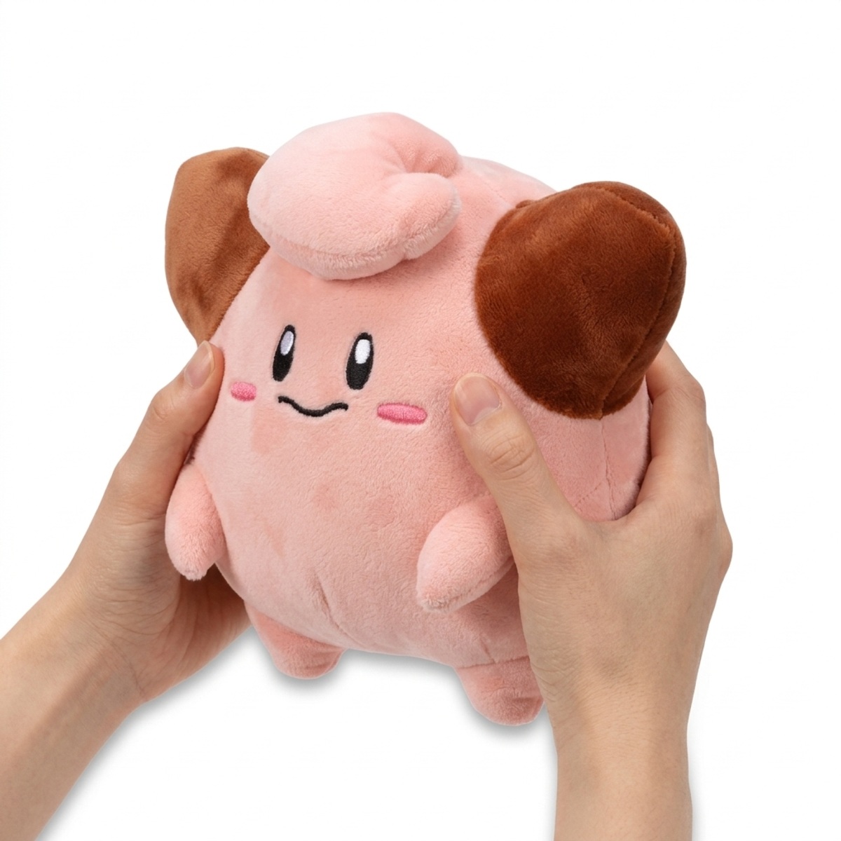 Peluche Cleffa tenuta nelle mani
