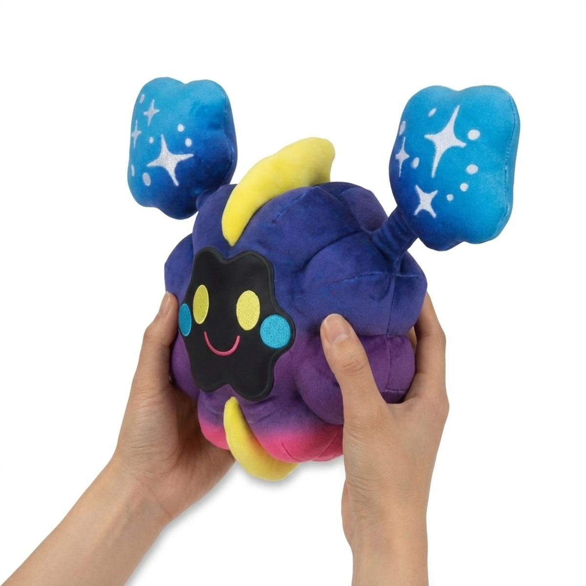 Peluche Cosmog tenuta nelle mani