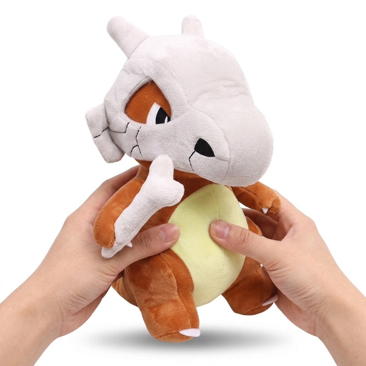 Peluche Cubone tenuta in mano