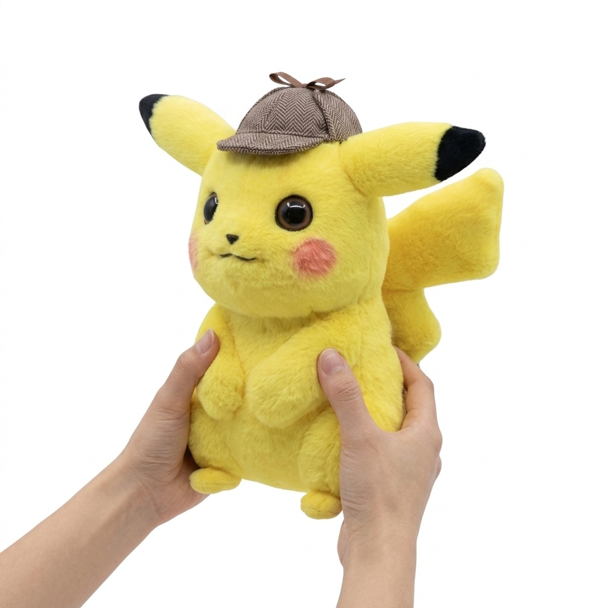 Peluche Detective Pikachu tenuto in mano