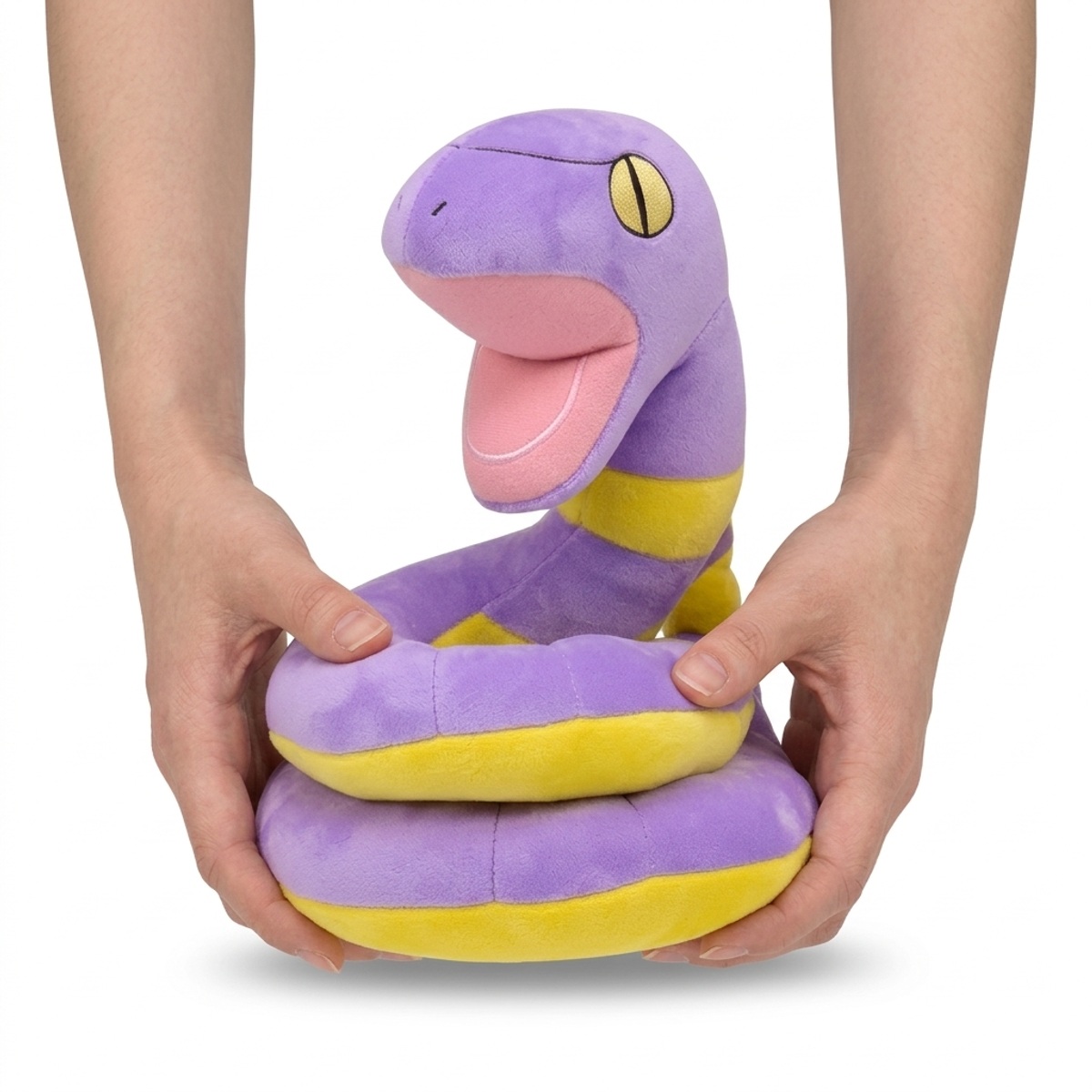 Peluche Ekans tenuta nelle mani