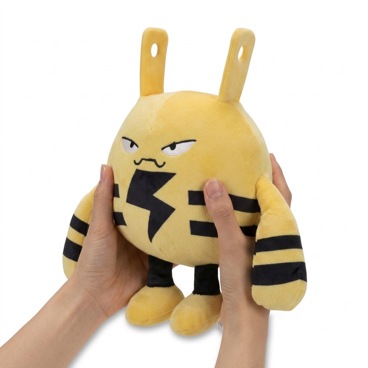 Peluche Elekid tenuta nelle mani
