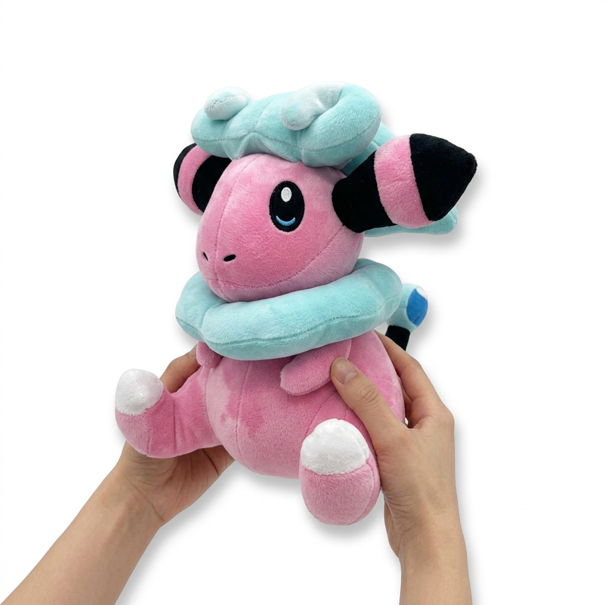 Peluche Flaaffy tenuta nelle mani