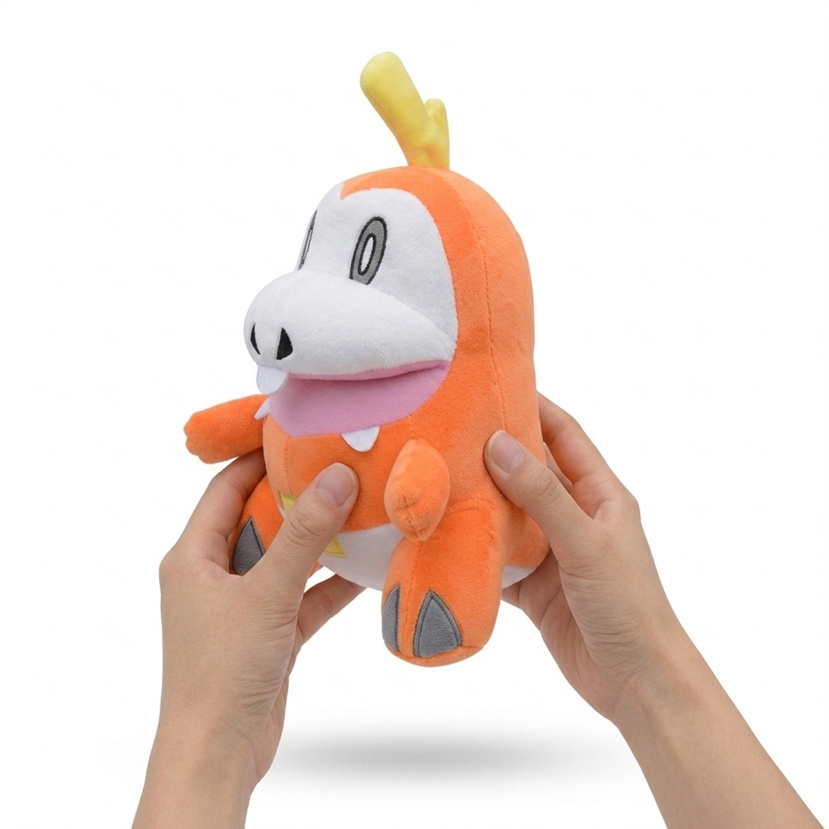 Peluche Fuecoco tenuto in mano
