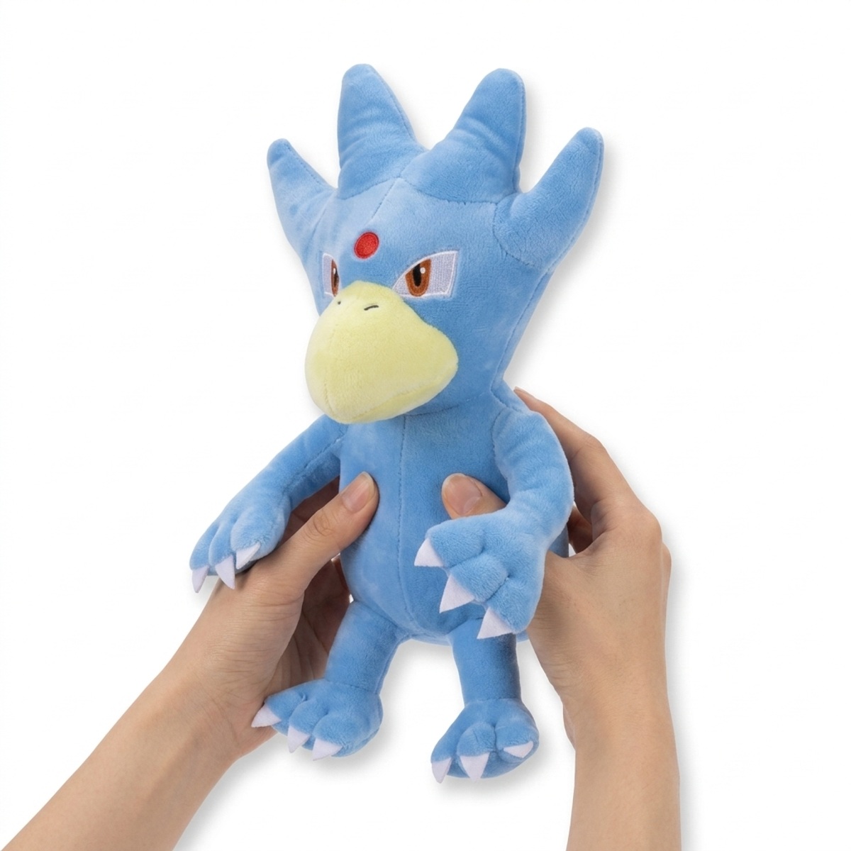 Peluche Golduck tenuta nelle mani
