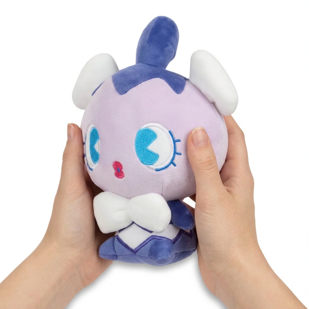 Peluche Gothita tenuta nelle mani