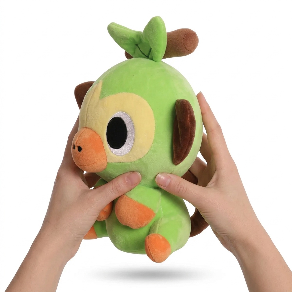 Peluche Grookey tenuta in mano