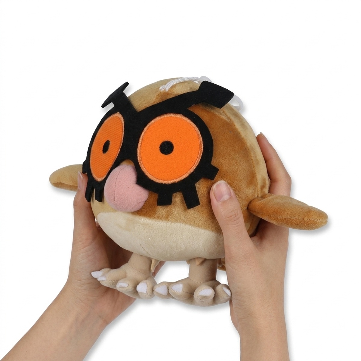 Peluche Hoothoot tenuta nelle mani