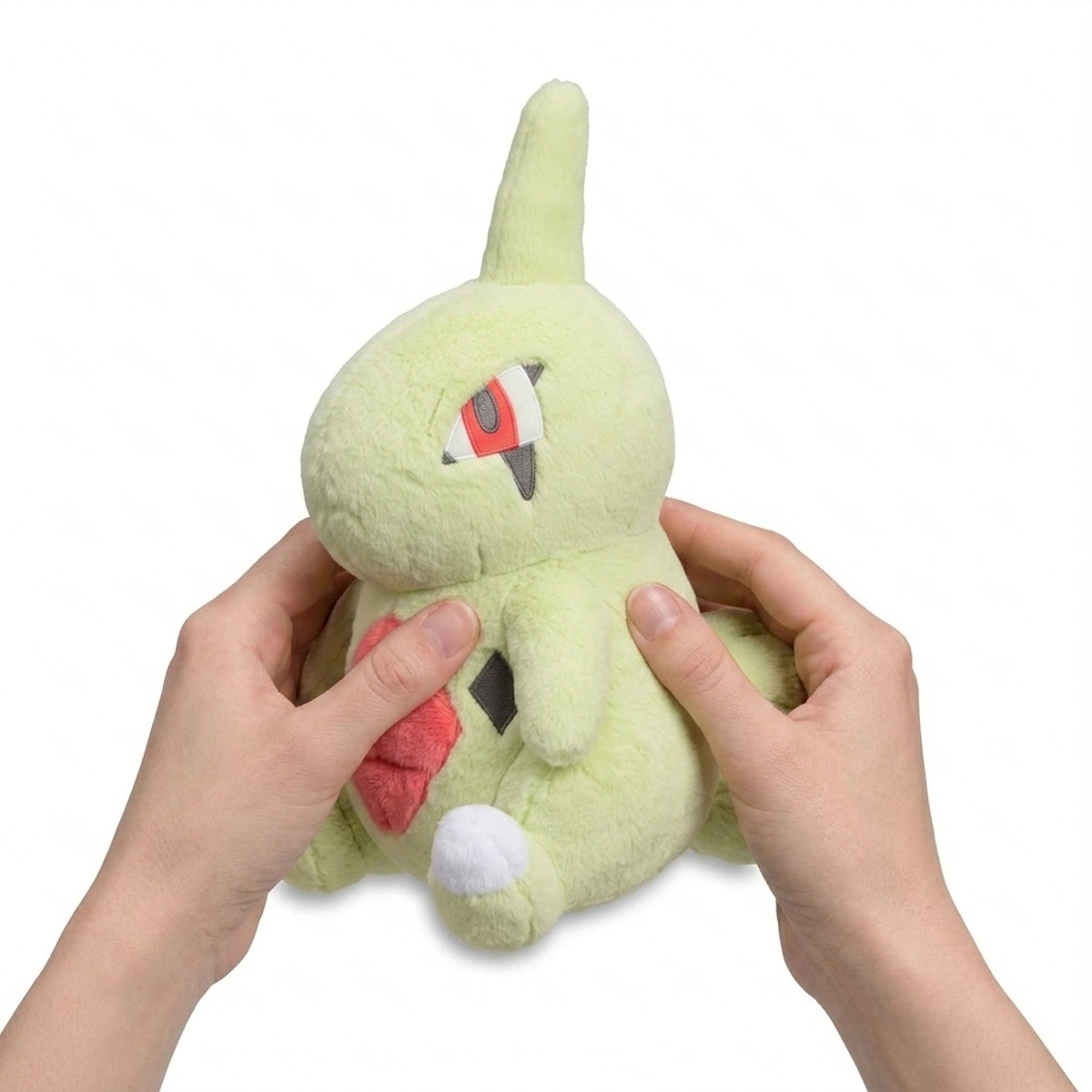 Peluche Larvitar tenuta nelle mani