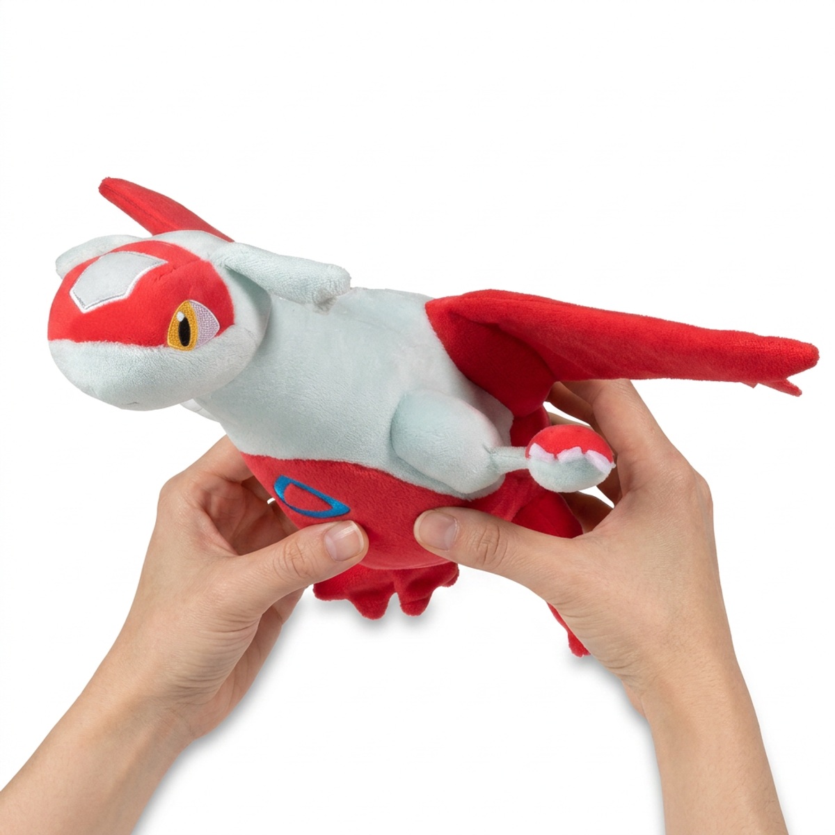Peluche Latias tenuta nelle mani
