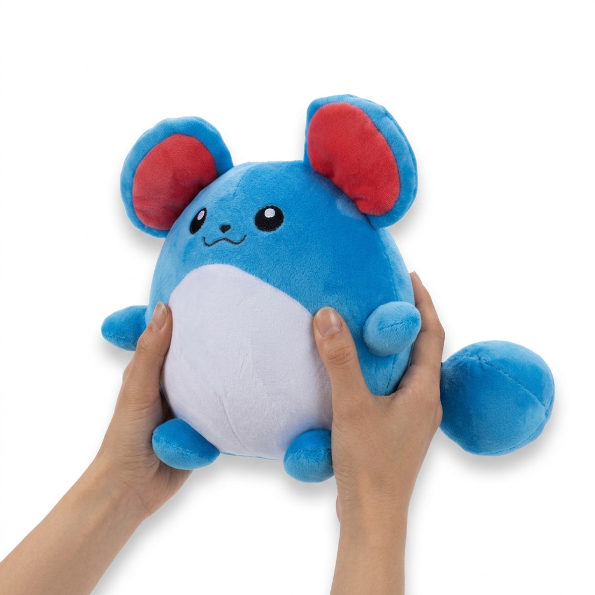 Peluche Marill tenuta nelle mani