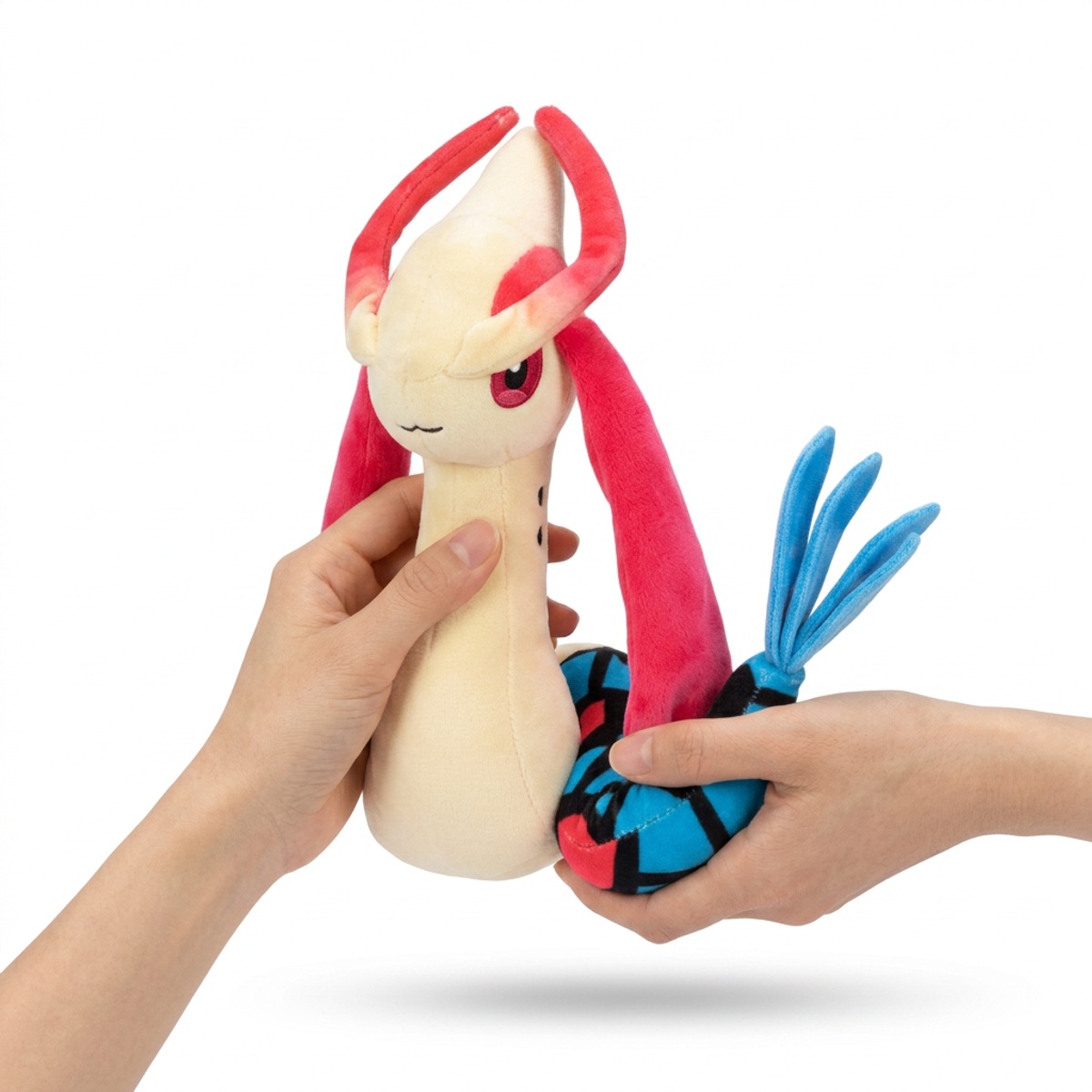 Peluche Milotic tenuta nelle mani