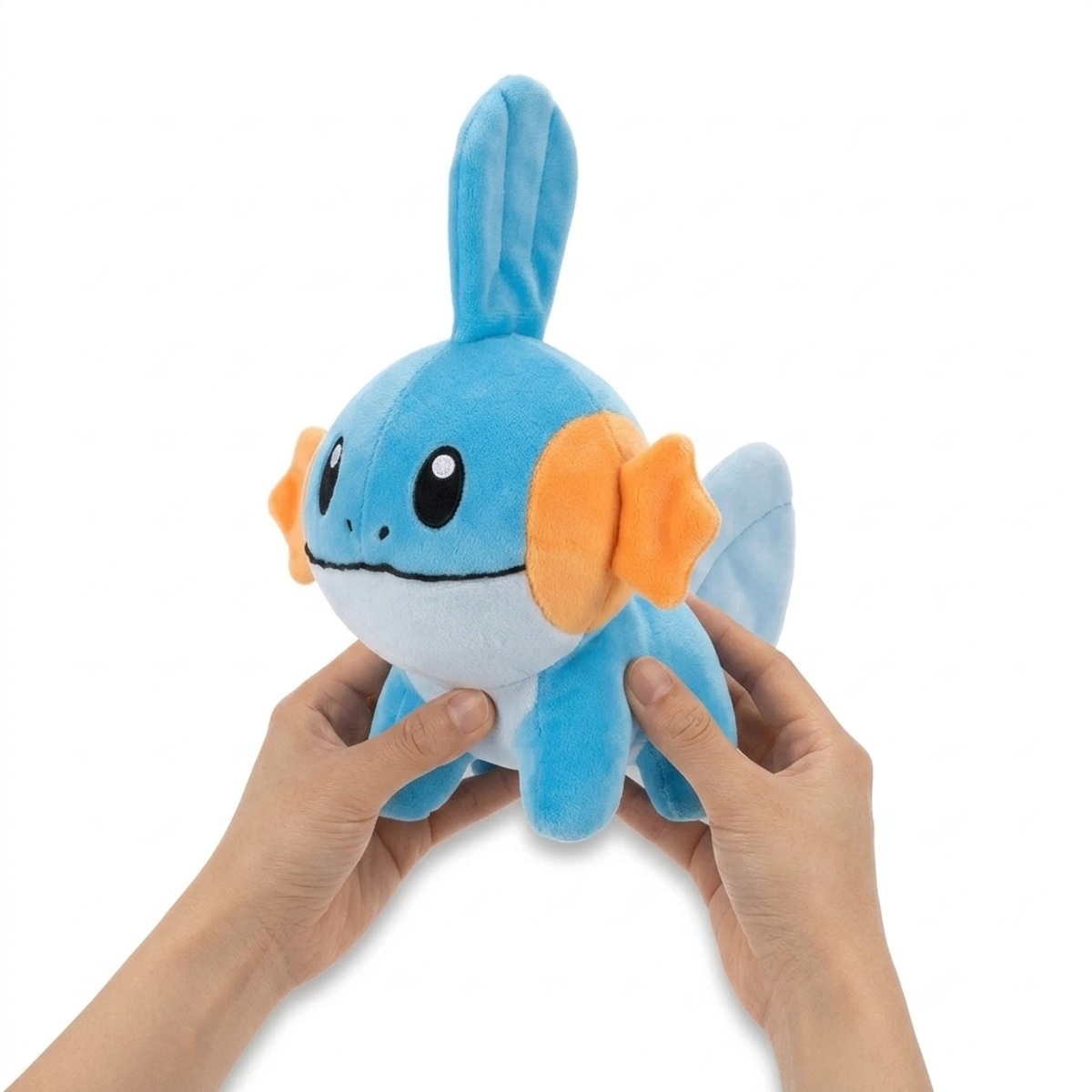 Peluche Mudkip tenuta nelle mani