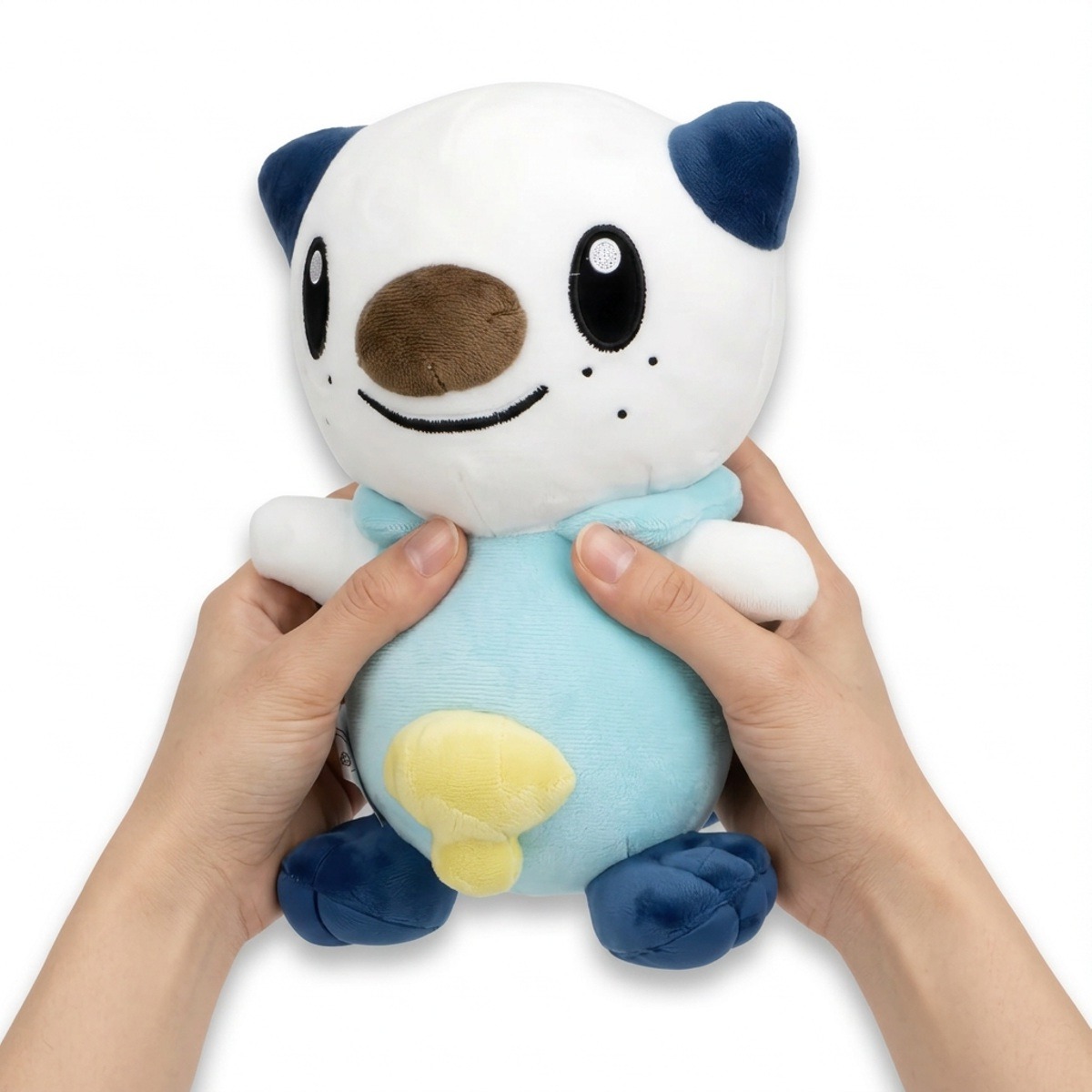 Peluche Oshawott tenuta nelle mani