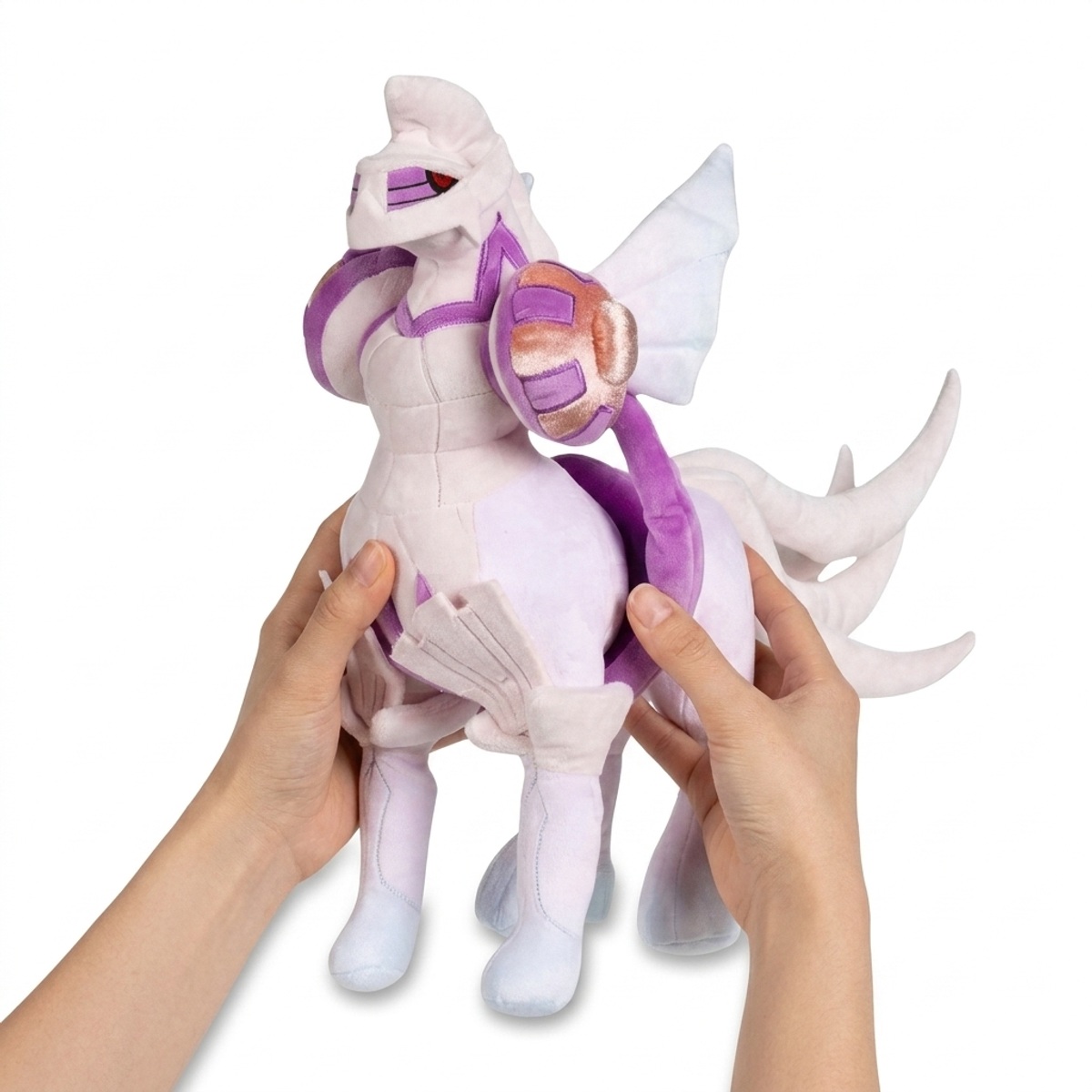 Peluche Palkia tenuta nelle mani