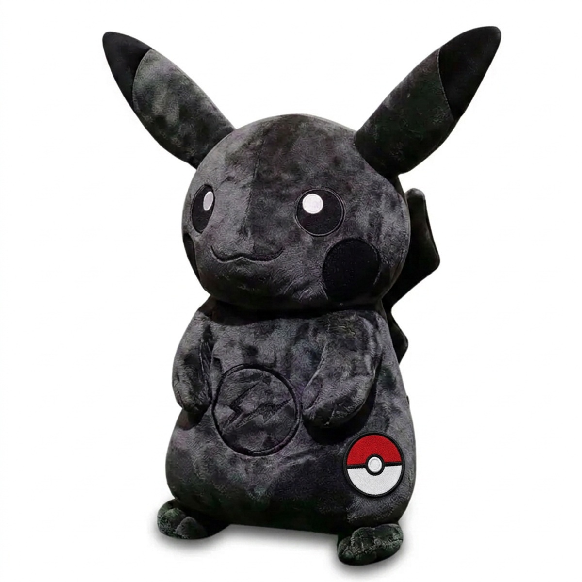 Peluche Pikachu con distintivo che prova l'autenticità del prodotto.