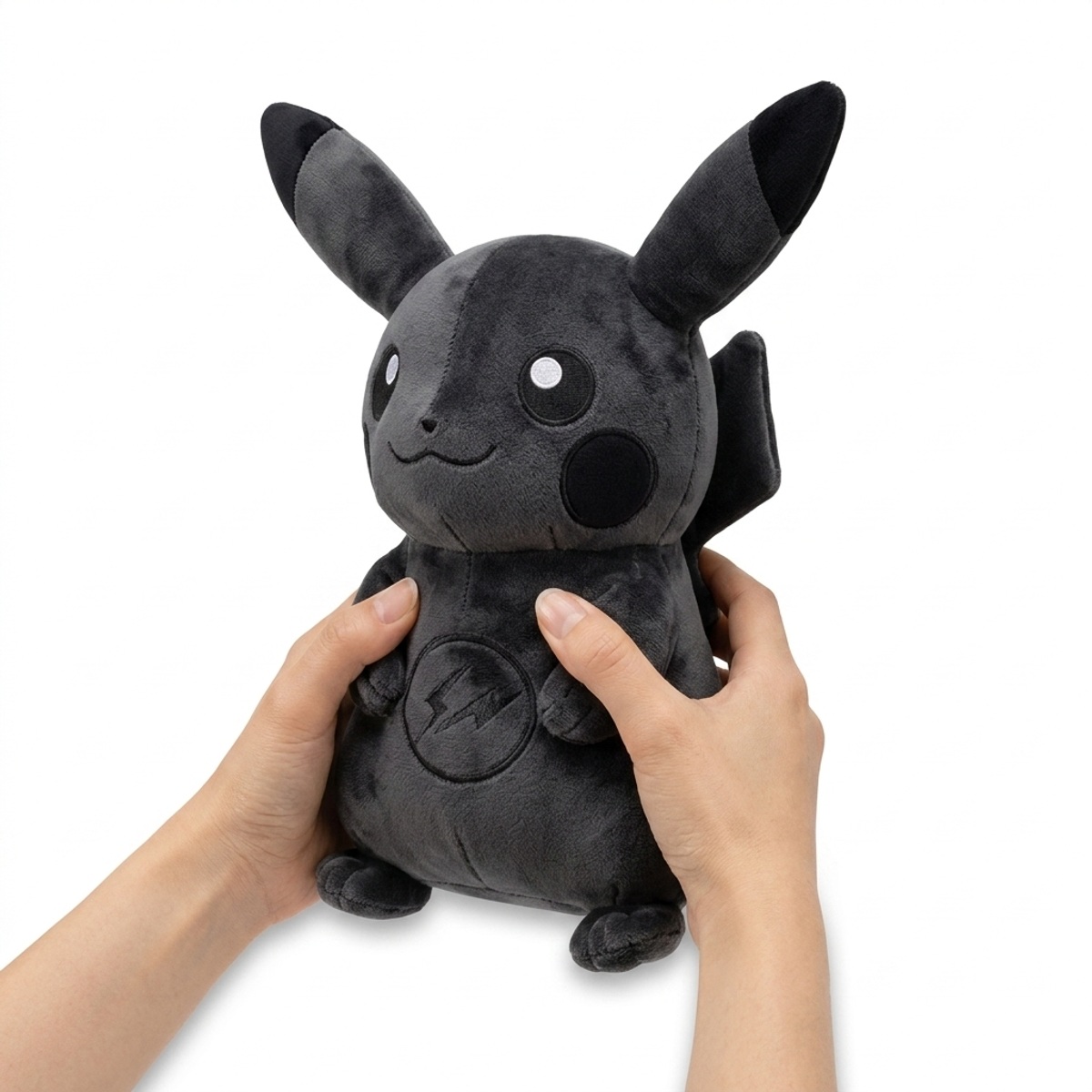 Peluche Pikachu Nero tenuto in mano
