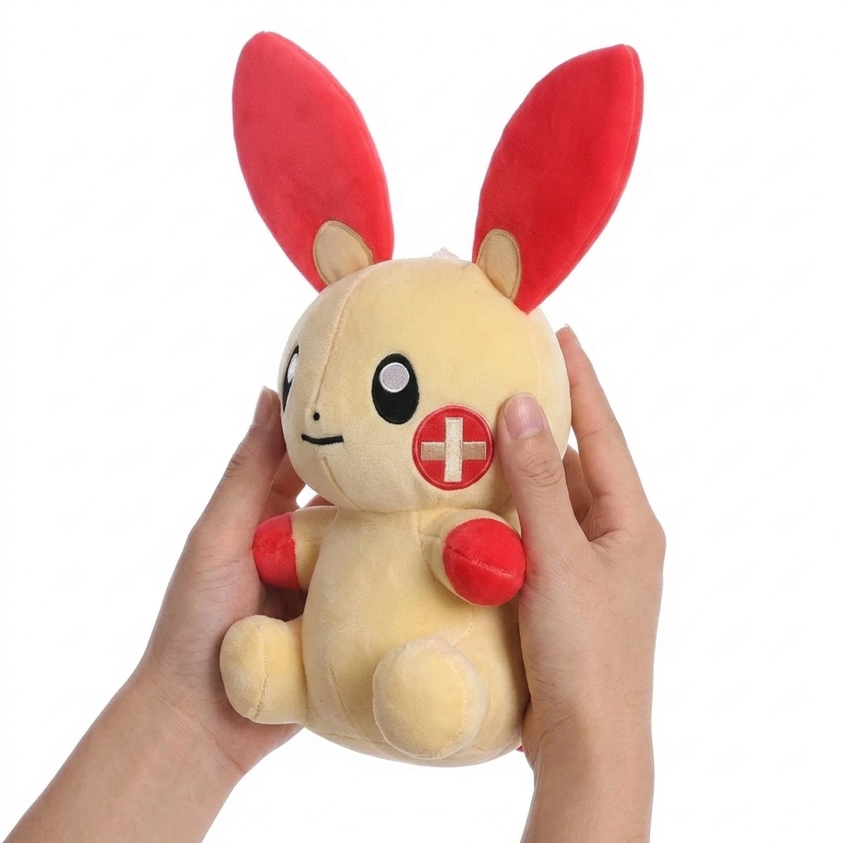 Peluche Plusle tenuta nelle mani