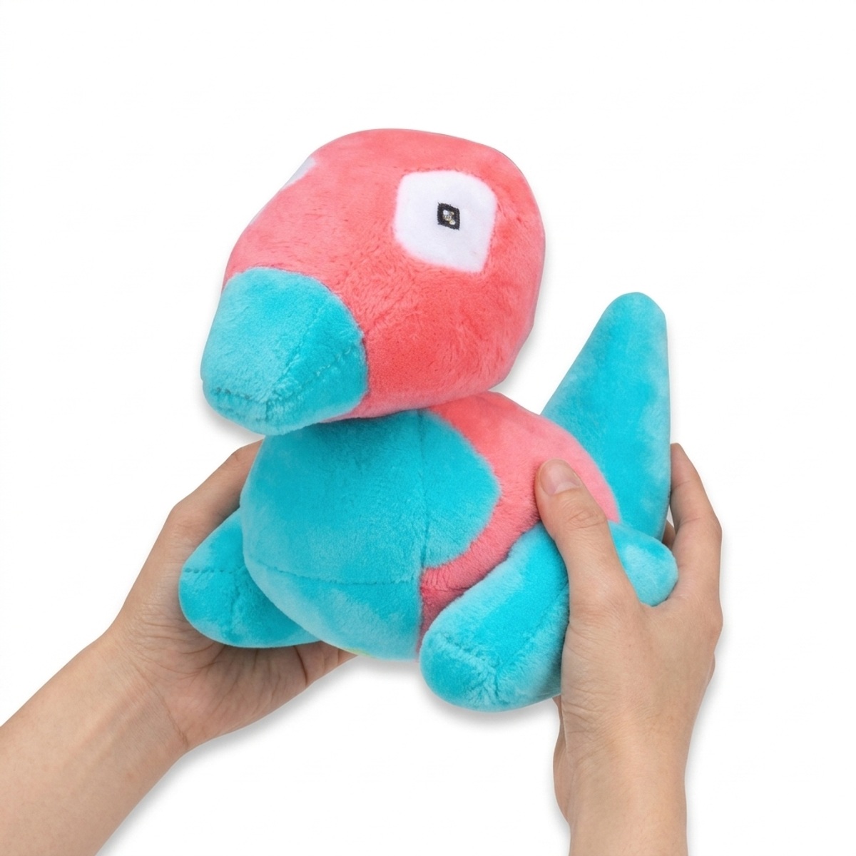 Peluche Porygon tenuta nelle mani