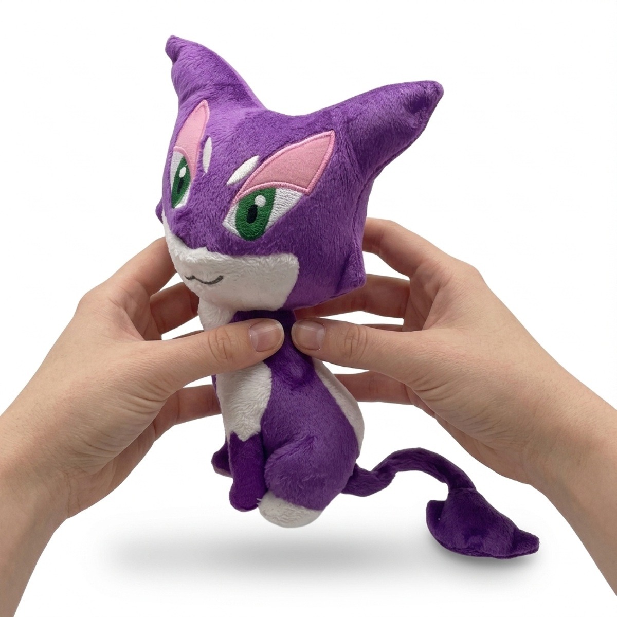 Peluche Purrloin tenuta nelle mani