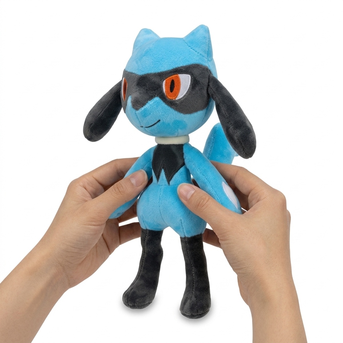 Peluche Riolu tenuto in mano