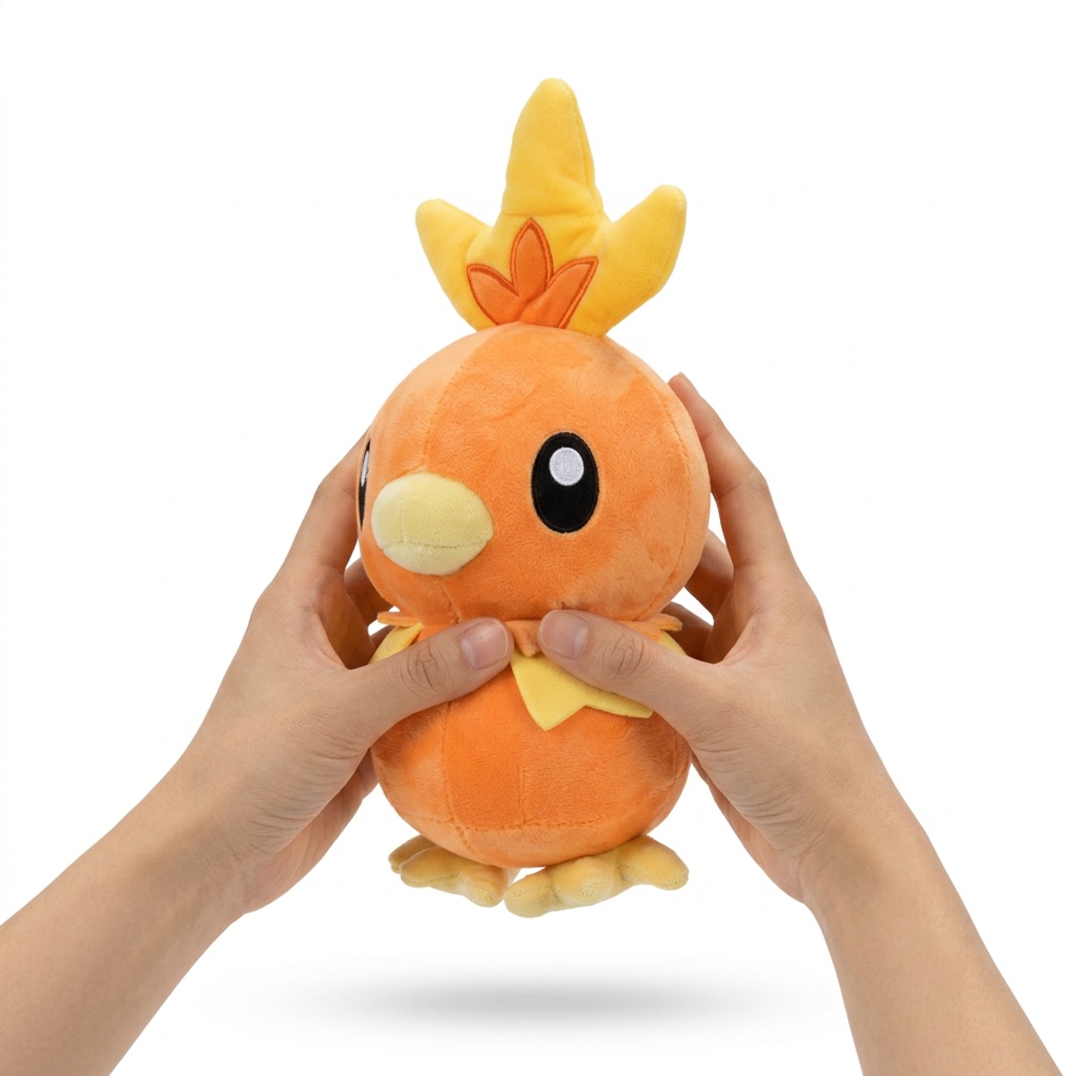 Peluche Torchic tenuto in mano