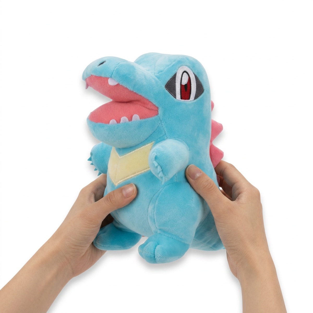 Peluche Totodile tenuta nelle mani