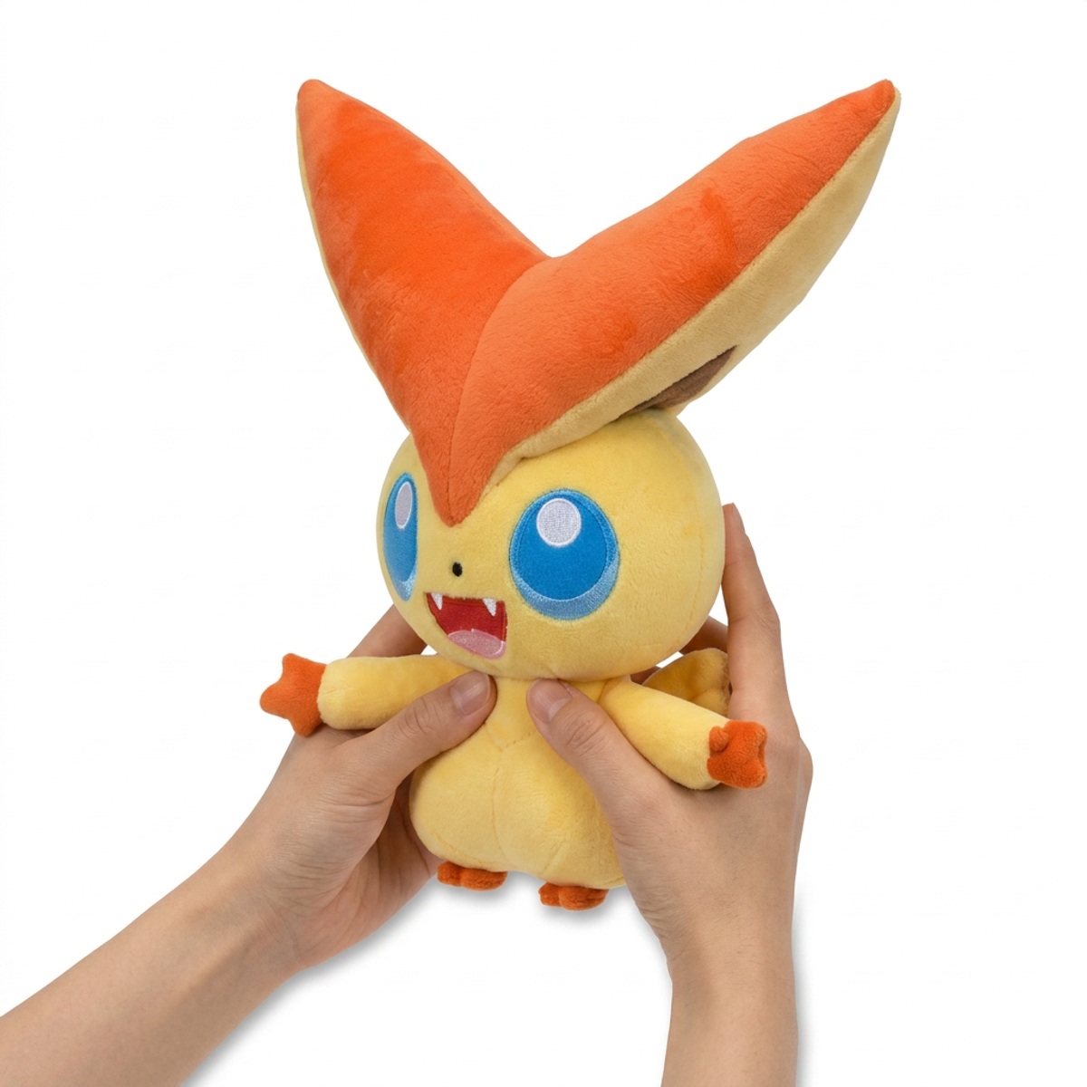Peluche Victini tenuta nelle mani