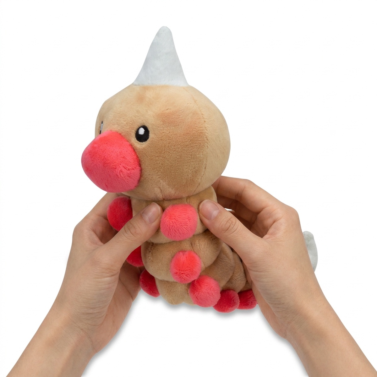 Peluche Weedle tenuta nelle mani